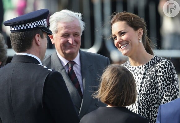 A mulher do Príncipe William usou um trench coat da marca inglesa Hobbs para disfarçar a barriguinha