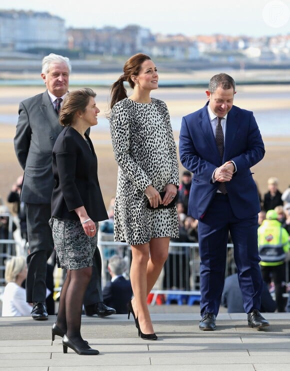 Kate Middleton visitou uma galeria de arte exibindo a barriga de oito meses em um traje de R$ 800