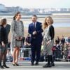 Kate Middleton visitou uma galeria de arte exibindo a barriga de oito meses em um traje de R$ 800