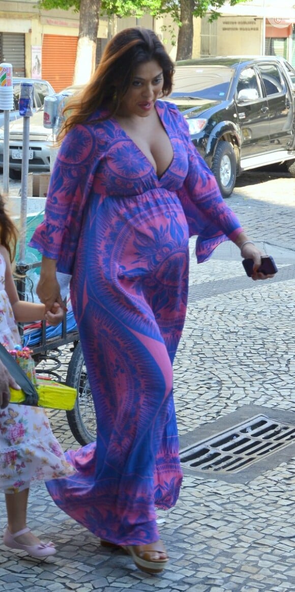 Juliana Paes, com barrigão de sete meses, usa vestido longo