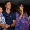 Juliana Paes aplaude o musical 'Shrek' ao lado do marido, Carlos Eduardo Baptista, e do filho, Pedro, de 2 anos