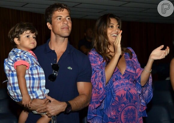 Juliana Paes aplaude o musical 'Shrek' ao lado do marido, Carlos Eduardo Baptista, e do filho, Pedro, de 2 anos