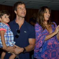 Juliana Paes, com barrigão de gravidez, assiste a 'Shrek' com o marido e o filho
