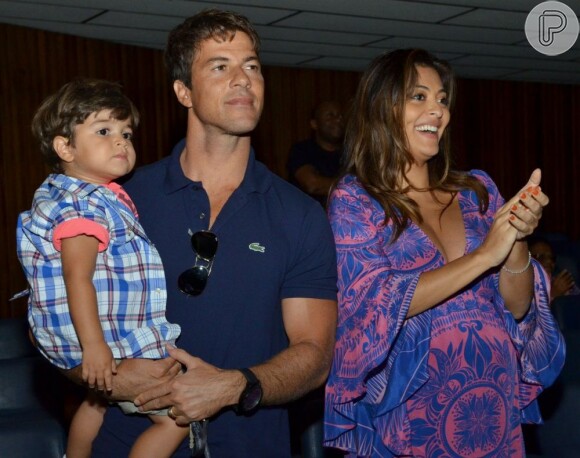 Juliana Paes assiste ao musical 'Shrek' com o marido e o filho no Teatro João Caetano, no Centro do Rio, em 28 de abril de 2013