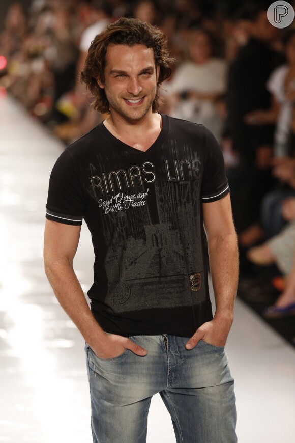 Igor Rickli desfila em evento de moda, no Paraná
