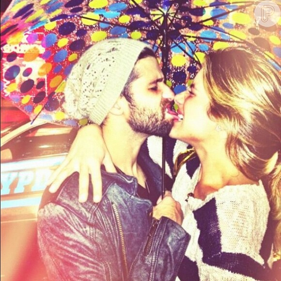 'Obrigada, meu amor, por me fazer a mulher mais feliz desse mundo!', escreveu Giovanna Ewbank em uma foto compartilhada no Instagram, na qual aparece dando um beijo apaixonado no marido, Bruno Gagliasso