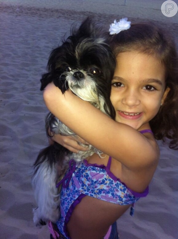 Mel Maia é clicada na praia, com o novo visual e ao lado de seu cachorrinho de estimação