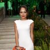 Carol Macedo escolheu um vestido branco de Jorgeana Morena para prestigiar o aniversário de Carol Sampaio
