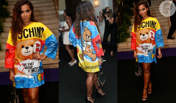 O estilo de Anitta volta a chamar a atenção. A cantora vestiu um blusão bem colorido da grife Moschino para ir ao aniversário de 33 anos da promoter Carol Sampaio no refinado hotel Copacabana Palace