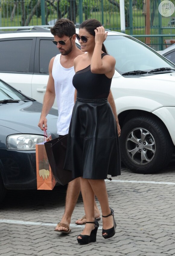 Juliana Paes e Carlos Eduardo Baptista estavam em um shopping na Barra da Tijuca, no Rio