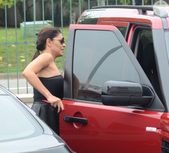 Juliana Paes deixa shopping carioca no carro do marido, Carlos Eduardo Baptista