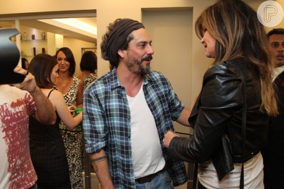 Alexandre Nero e Cristiana Oliveira conversam durante inauguração do salão de beleza do qual o ator é sócio