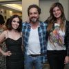 Alexandre Nero e Cristiana Oliveira posaram para fotos ao lado de Karen Brusttolin, namorada do ator, durante inauguração do salão de beleza do ator e da empresária