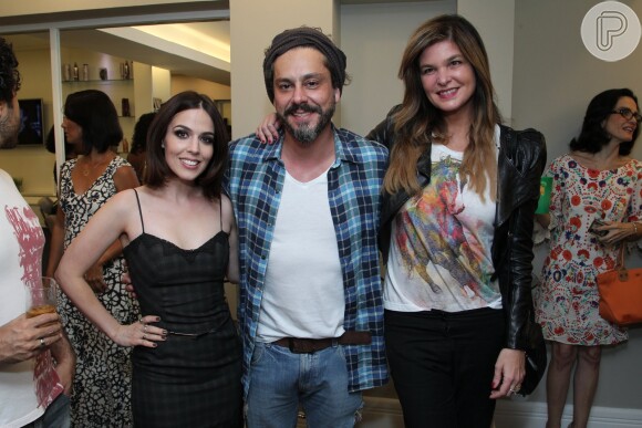 Alexandre Nero e Cristiana Oliveira posaram para fotos ao lado de Karen Brusttolin, namorada do ator, durante inauguração do salão de beleza do ator e da empresária