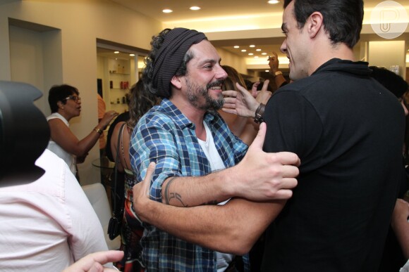 Alexandre Nero trocou abraços com Joaquim Lopes durante inauguração do salão de beleza que tem sociedade com a namorada, Karen Brusttolin
