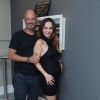 Flávia Monteiro exibiu seu barrigão de seis meses de gravidez ao lado do marido, Avner Saragossy