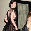 Anne Hathaway quase mostrou demais com um vestido altamente decotado, perigoso e sem sutiã. Por pouco!