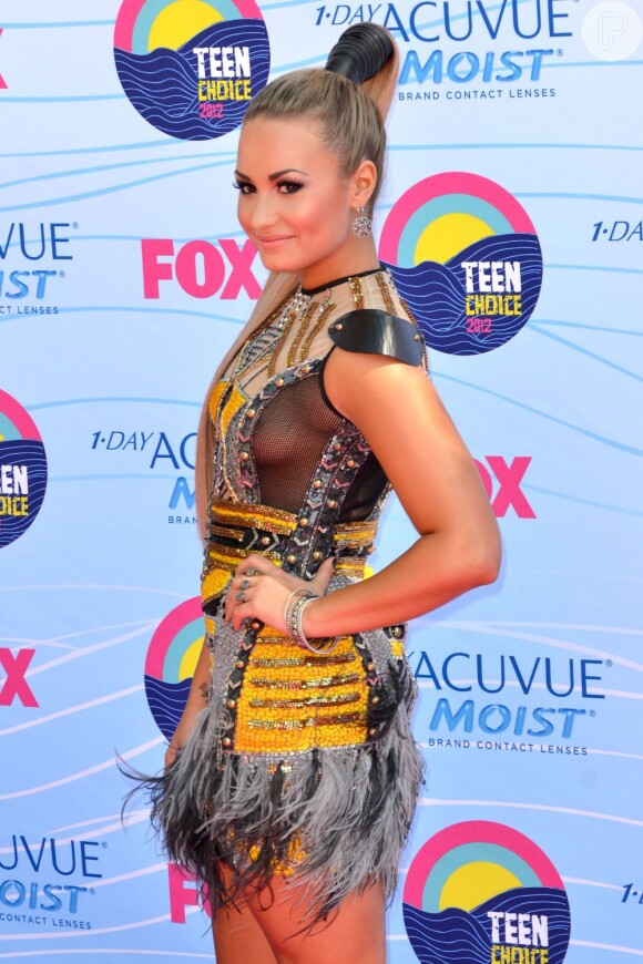 Demi Lovato quase foi traída pelo vestido no Teen Choice Award 2012