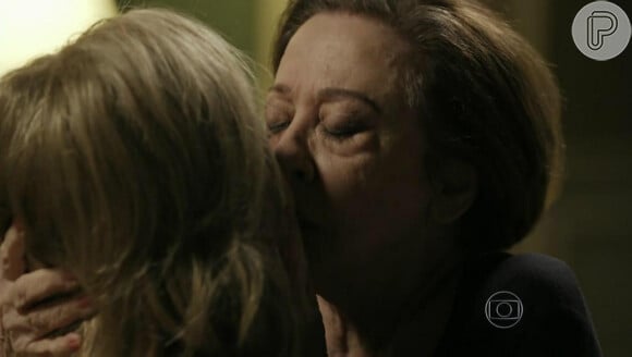 O beijo de Fernanda Montenegro e Nathalia Timberg foi ao ar no primeiro bloco do capítulo desta segunda-feira, 16 de março de 2015