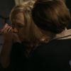 Novela 'Babilônia':  Estela (Nathalia Timberg) beija a mão de Teresa (Fernanda Montenegro)