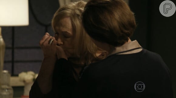 Novela 'Babilônia':  Estela (Nathalia Timberg) beija a mão de Teresa (Fernanda Montenegro)