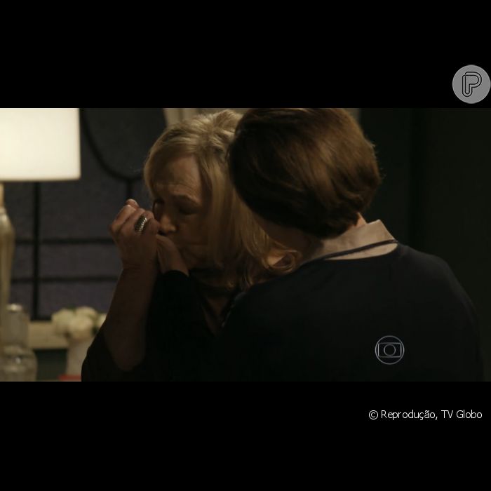 Novela &#039;Babilônia&#039;:  Estela (Nathalia Timberg) beija a mão de Teresa (Fernanda Montenegro)