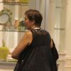 De visual novo, atriz Lilia Cabral passeia em shopping do Rio, neste domingo, 15 de março de 2015