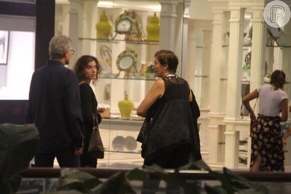 De visual novo, atriz Lilia Cabral passeia em shopping do Rio, neste domingo, 15 de março de 2015