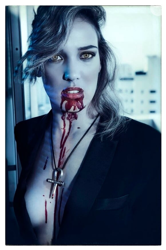 Adriana Birolli vive a vampira Miriam, do filme 'Fome de viver'