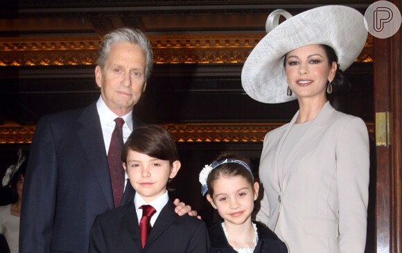 Catherine posa com o marido, Michael Douglas, e os filhos Dylan and Carys Douglas