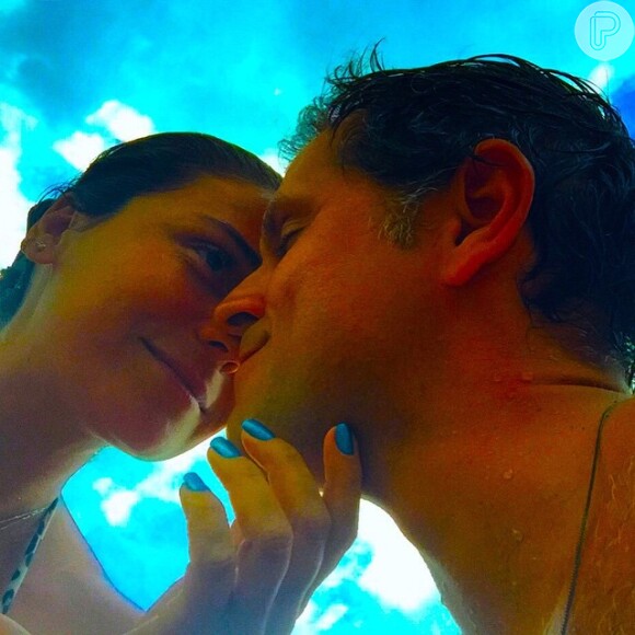 A estrela em foto romântica com seu marido, o diretor da TV Globo Leonardo Nogueira 