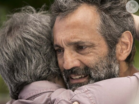 Miguel (Domingos Montagner) abraça Lauro (Leonardo Medeiros) e conta que perdeu parte da memória, em 'Sete Vidas'