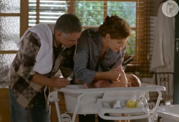 Lígia (Débora Bloch) está criando o filho que teve com Miguel (Domingos Montagner) ao lado de Vicente (Angelo Antonio), com quem se casou em 'Sete Vidas'