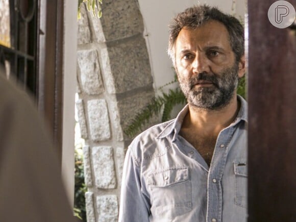 Miguel (Domingos Montagner) vai à casa de Vicente (Angelo Antonio) e Lígia (Débora Bloch) quando o casal sai para trabalhar, e conhece o pequeno Joaquim, seu filho, na novela 'Sete Vidas', em 17 de março de 2015
