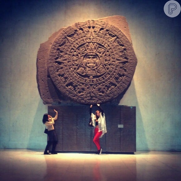 Isis Valverde também visitou o Museu de Antropologia do México
