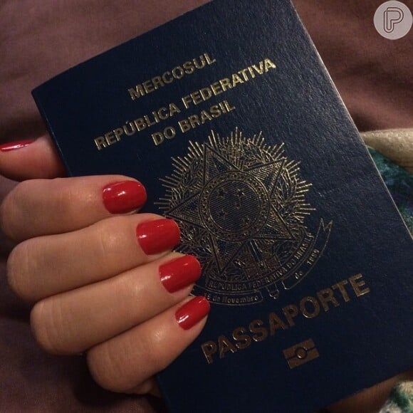 Isis Valverde também postou uma foto segurando seu passaporte: 'Vacation (férias)'