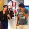 Deborah Secco viaja com o namorado, Hugo Moura, e exibe novo visual em aeroporto