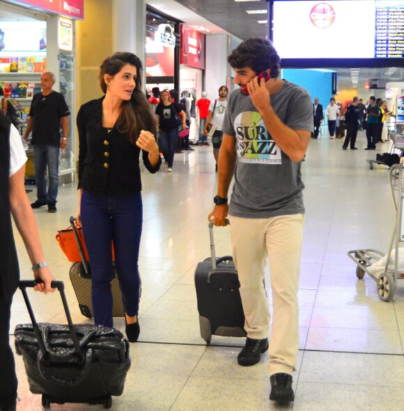 Deborah Secco viaja com o namorado, Hugo Moura, e exibe novo visual em aeroporto