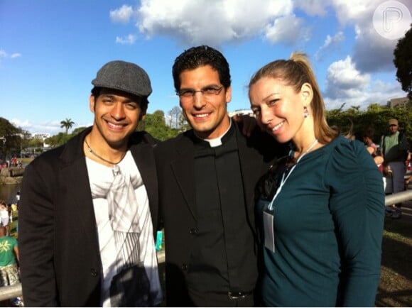 Allyson Castro postou uma foto com a ex-noiva e um padre no Twitter na época em que era comprometido com Luciana Ferretti
