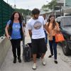 Deborah Secco e o namorado, Hugo Moura, chegaram de mãos dadas ao Rio de Janeiro, acompanhados de Neide Lira, madrinha da atriz