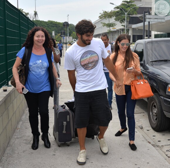 Deborah Secco e o namorado, Hugo Moura, chegaram de mãos dadas ao Rio de Janeiro, acompanhados de Neide Lira, madrinha da atriz