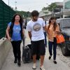 Deborah Secco desembarcou de mãos dadas com o namorado, Hugo Moura, no aeroporto Santos Dumont, no Rio de Janeiro, nesta quarta-feira, 18 de março de 2015
