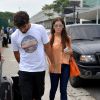 Deborah Secco desembarcou de mãos dadas com o namorado, Hugo Moura, no aeroporto Santos Dumont, no Rio de Janeiro, nesta quarta-feira, 18 de março de 2015