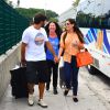 Deborah Secco e o namorado, Hugo Moura, chegaram de mãos dadas ao Rio de Janeiro