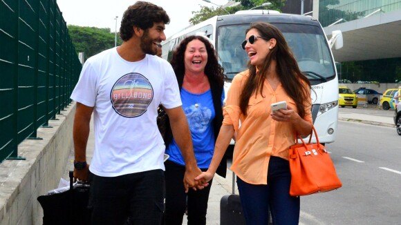Deborah Secco desembarca de mãos dadas com o namorado, Hugo Moura, no Rio