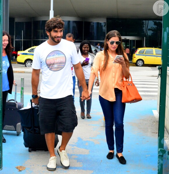 Deborah Secco teve a ajuda do namorado, Hugo Moura, na hora de levar suas bagagens até o carro