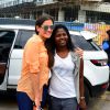 Deborah Secco posou ao lado de fã  depois de desembarcar no Rio de Janeiro