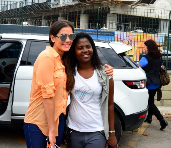 Deborah Secco posou ao lado de fã  depois de desembarcar no Rio de Janeiro