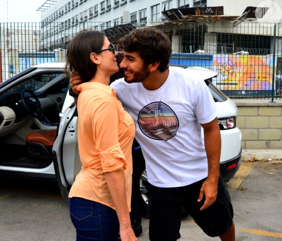 Deborah Secco e o namorado, Hugo Moura, se cumprimentam em aeroporto do Rio