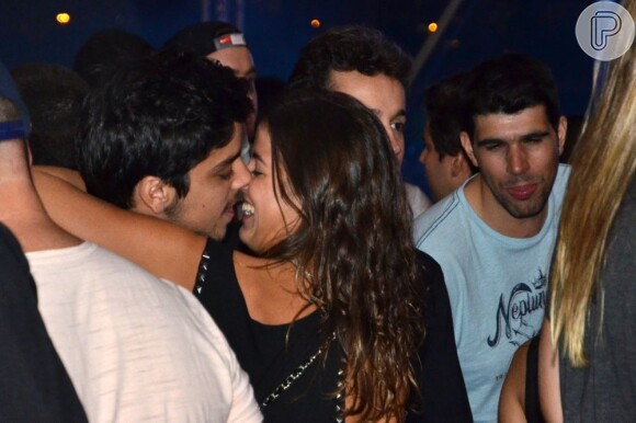Rodrigo Simas beijou muito uma morena no festival de música eletrônica Rio E-Music, na Zona Oeste do Rio de Janeiro, nesta quarta-feira, 1º de maio de 2013